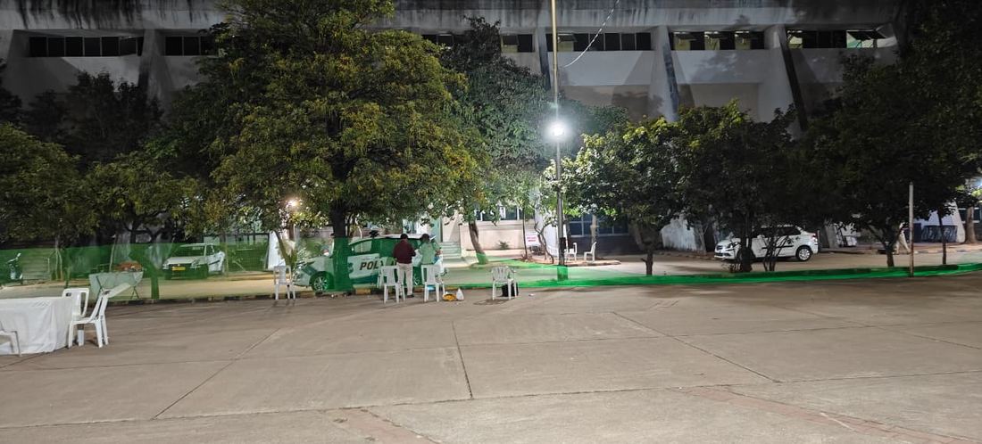 Green fiber fencing installation at KVBR Indoor Stadium
