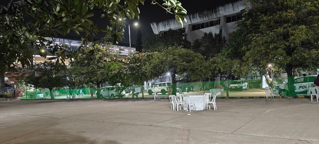 Green fiber fencing installation at KVBR Indoor Stadium